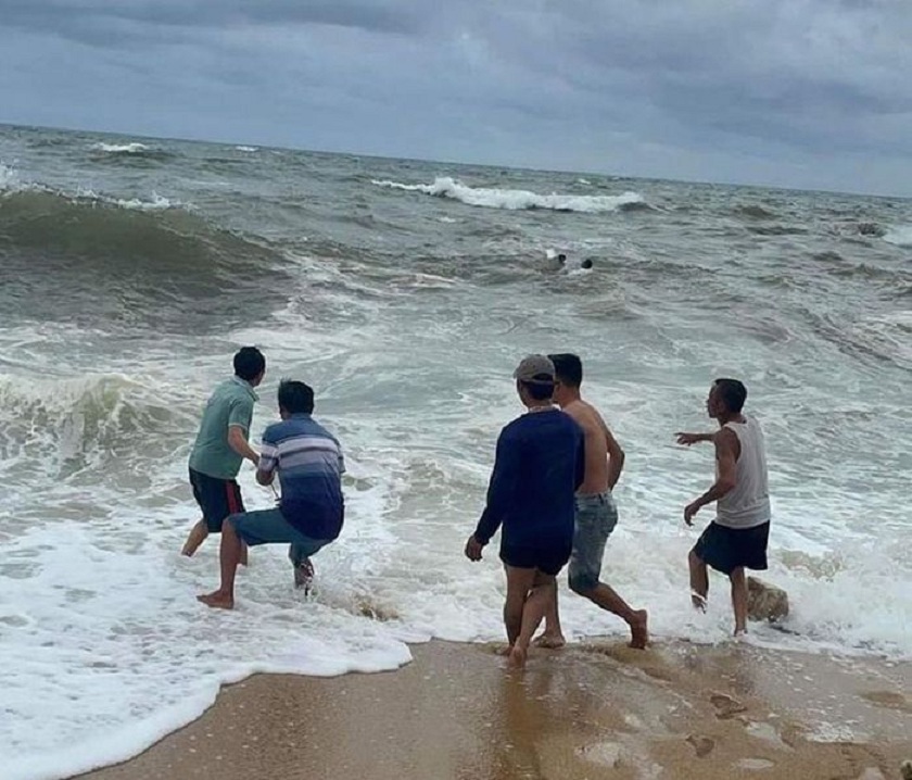 Hà Tĩnh: Cứu sống 3 ngư dân ôm can nhựa lênh đênh trên biển